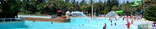 El Triángulo de las Bermudas: Disfruta como un niño en esta increíble piscina de olas de PortAventura Aquatic Park. Su arquitectura reproduce un fuerte español en el Caribe. Que no te asuste su nombre, no desaparecerás como en El Triángulo de las Bermudas.