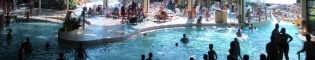 Piscina: ¿Te has bañado nunca bajo un increíble hidroavión? En PortAventura Aquatic Park puedes hacerlo! En la zona interior de El Gran Caribe se encuentra una gran piscina cubierta baja un gran hidroavión.