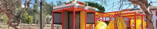 Kids’ Podium: Una zona de juegos infantiles llena de túneles, zonas para trepar y toboganes decorada como un gran podio de Fórmula 1, con sus banderas, trofeos y copas.