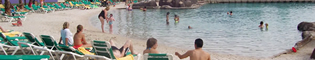 Piscinas: Descubre la enorme piscina del Hotel Caribe.