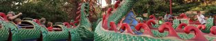 Cobra Imperial: Una gran serpiente que se mueve en círculos que divierte a los más pequeños en la área de China de PortAventura Park