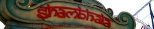 Temática de Shambhala: Descubre el reino mágico de Shambhala, un lugar oculto entre las montañas del Himalaya. Un lugar de leyenda lleno de sabiduría, riqueza y paz, situado en el área de China de PortAventura.