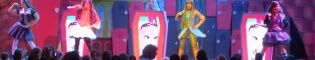 Monster High: Espectáculo de baile y música en La Cantina de PortAventura, protagonizado por las famosas y terroríficas muñecas Monster High.