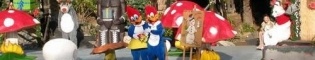 Woody on Ice: Vive una divertida historia Navideña con Woody y sus amigos sobre un lago helado.
