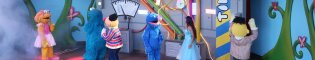 SésamoAventura’s Time Machine: Acompaña a los personajes de Barrio Sésamo en un increíble viaje con su máquina del tiempo. Los más pequeños se lo pasarán en grande viendo bailar y cantar a sus personajes favoritos viajando a través del tiempo.