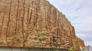 Una fachada que imita una gran montaña rocosa típica del desierto del Far West