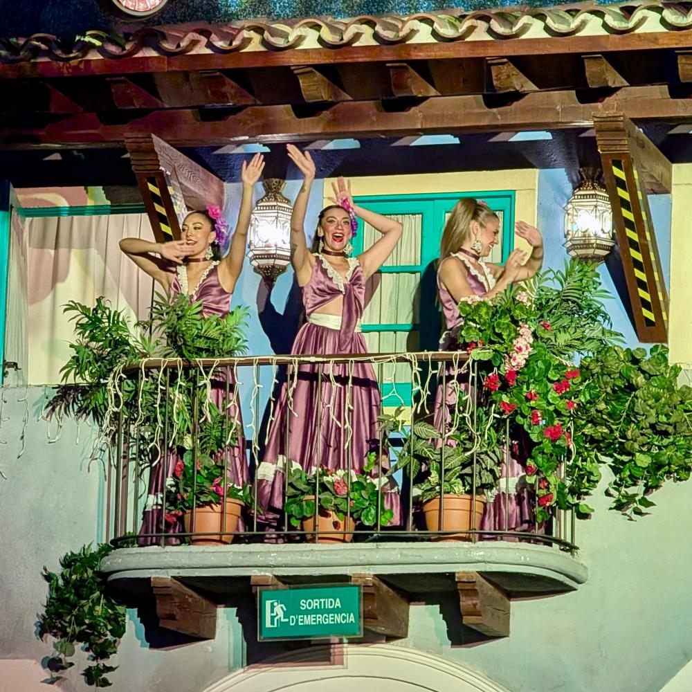 Actuación del espectáculo México Lindo en La Cantina de PortAventura