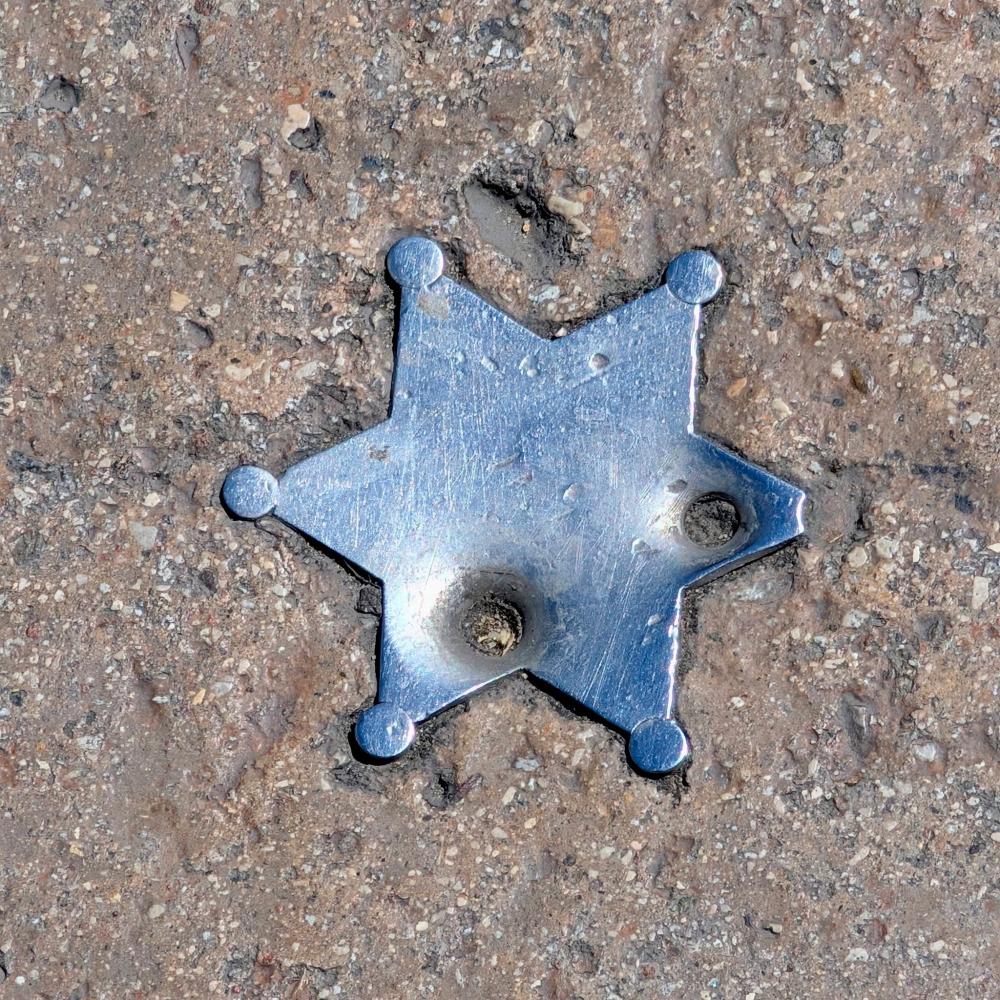 Estrella del sheriff en el suelo del Main Street de Penitence en PortAventura