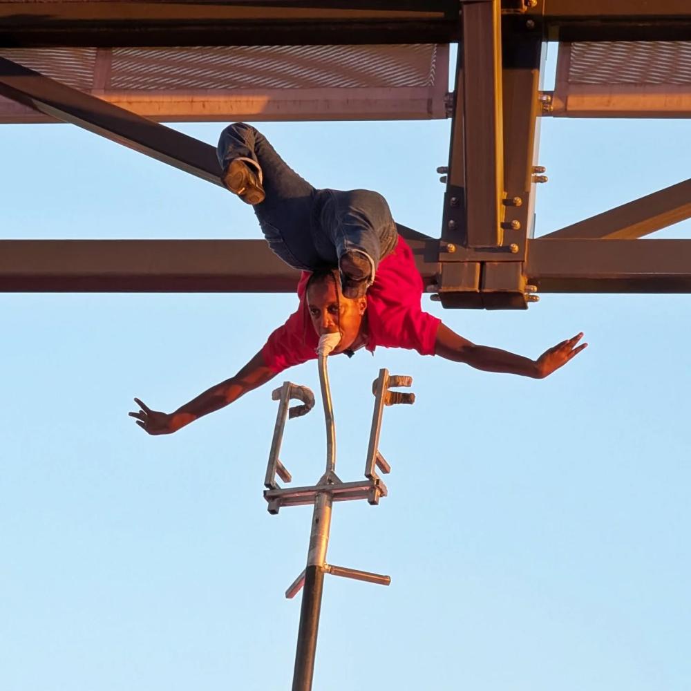 Número acrobático destacado del espectáculo Born to Race en Ferrari Land