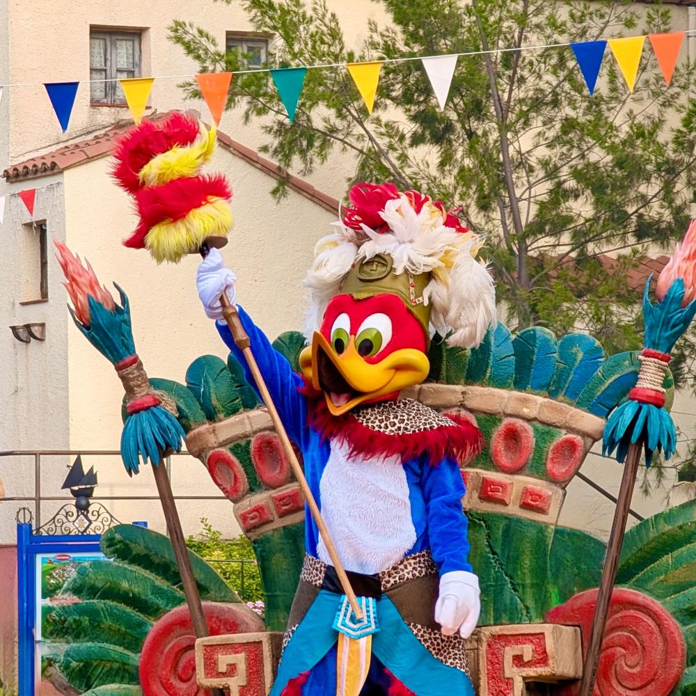 Woody Woodpecker aparece en la carroza de México de la PortAventura Parade 2025