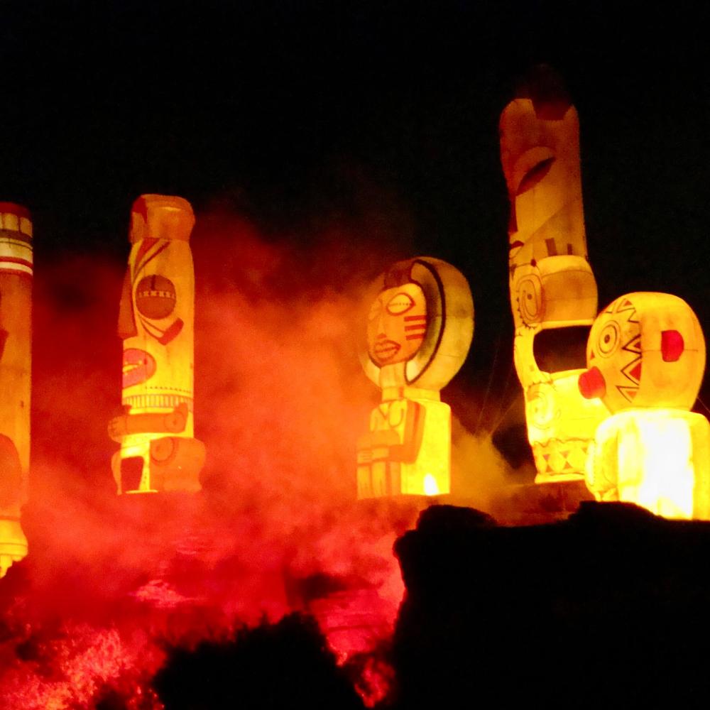 Familia de tikis de la Polynesia en FiestAventura, incluido un tiki bebé