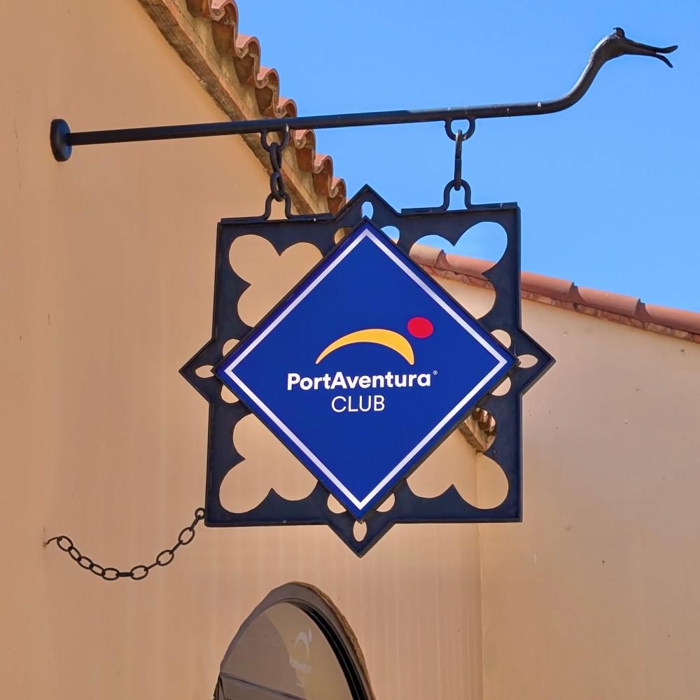 La oficina de PortAventura Club ya muestra el nuevo logotipo tras su rediseño visual