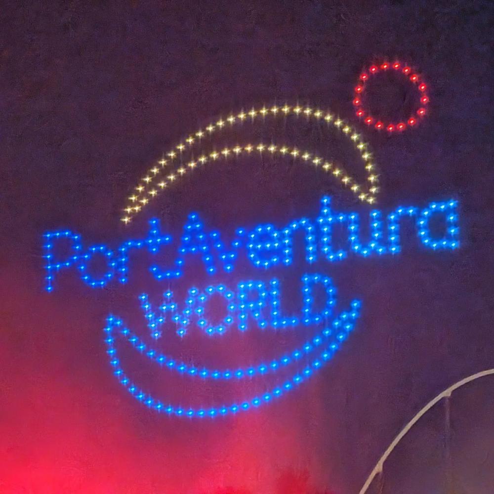 FiestAventura concluye este año con el logotipo de PortAventura World iluminando el cielo