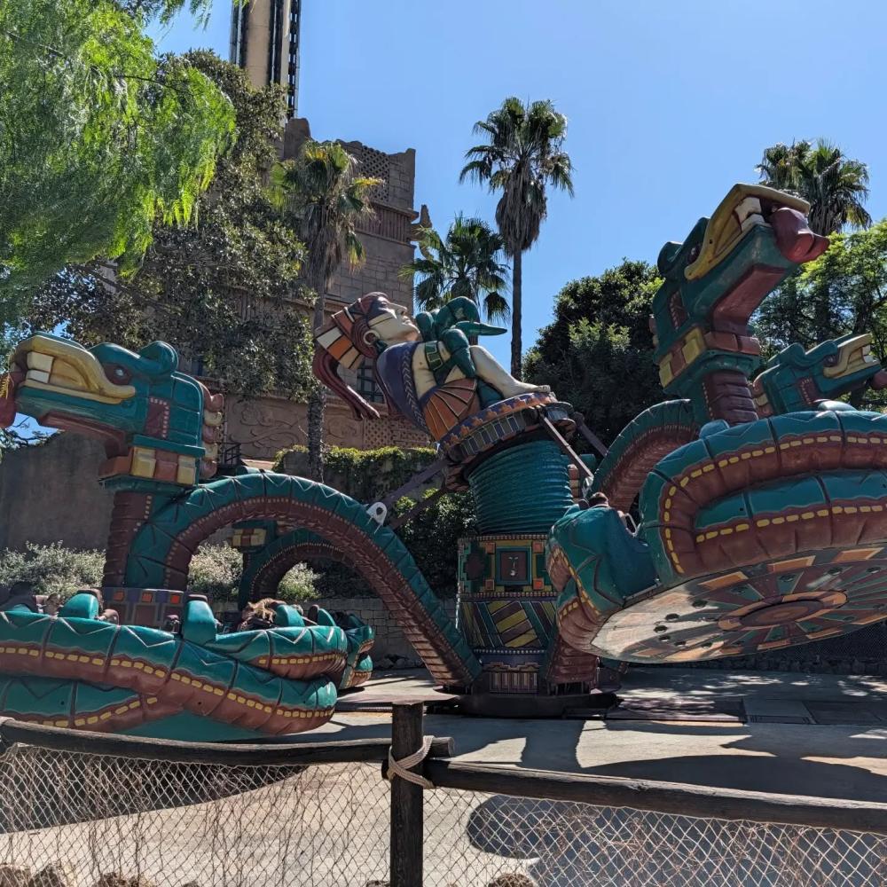 Shambhala representada como una gran serpiente en homenaje a los dioses mayas