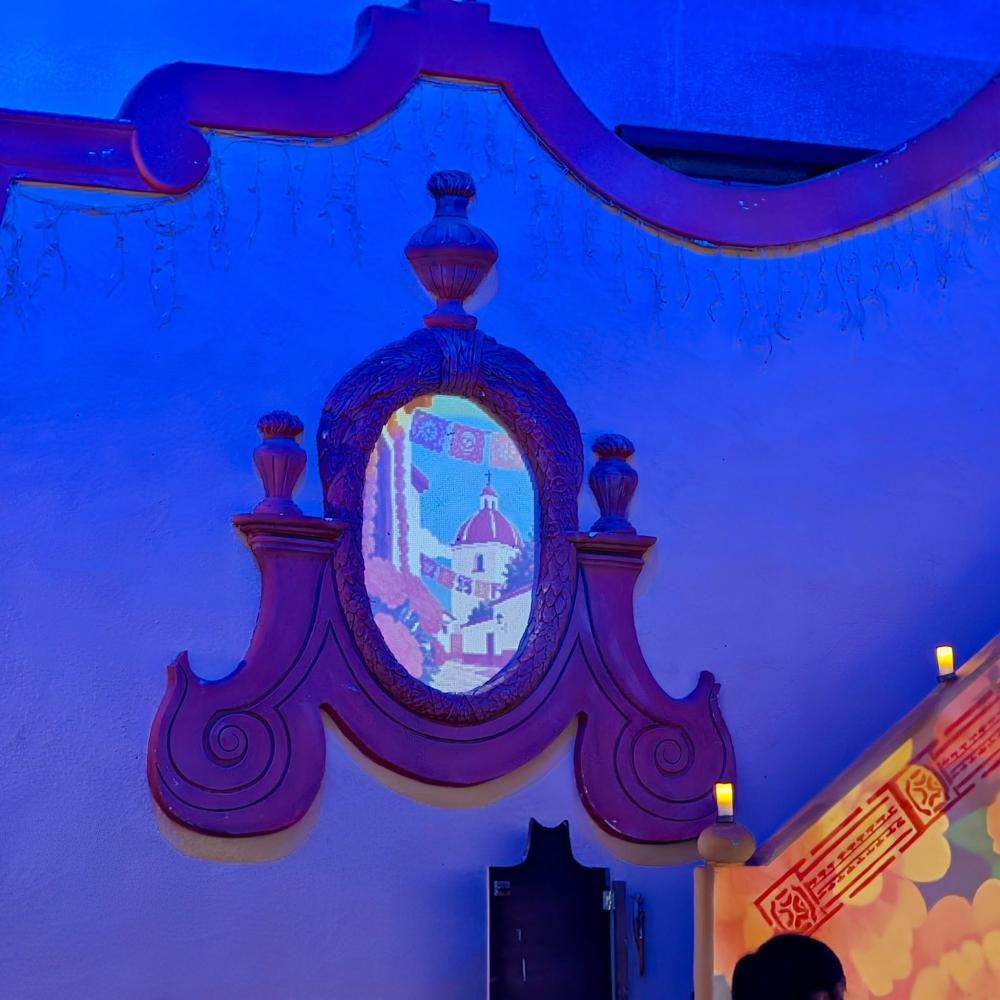 Efectos de mapping de El Día de los Muertos sobre un arco de La Cantina