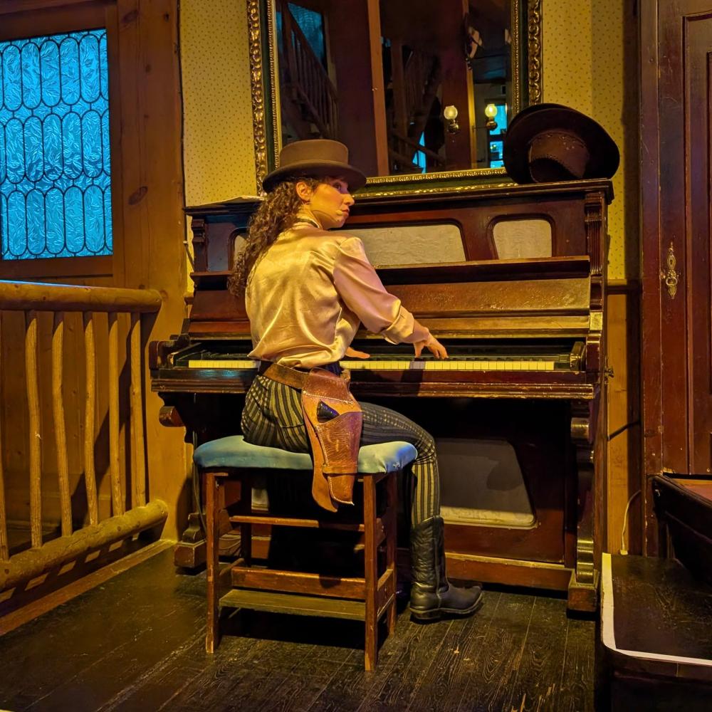 Pianista en directo durante el espectáculo Can Can Express en Long Branch Saloon