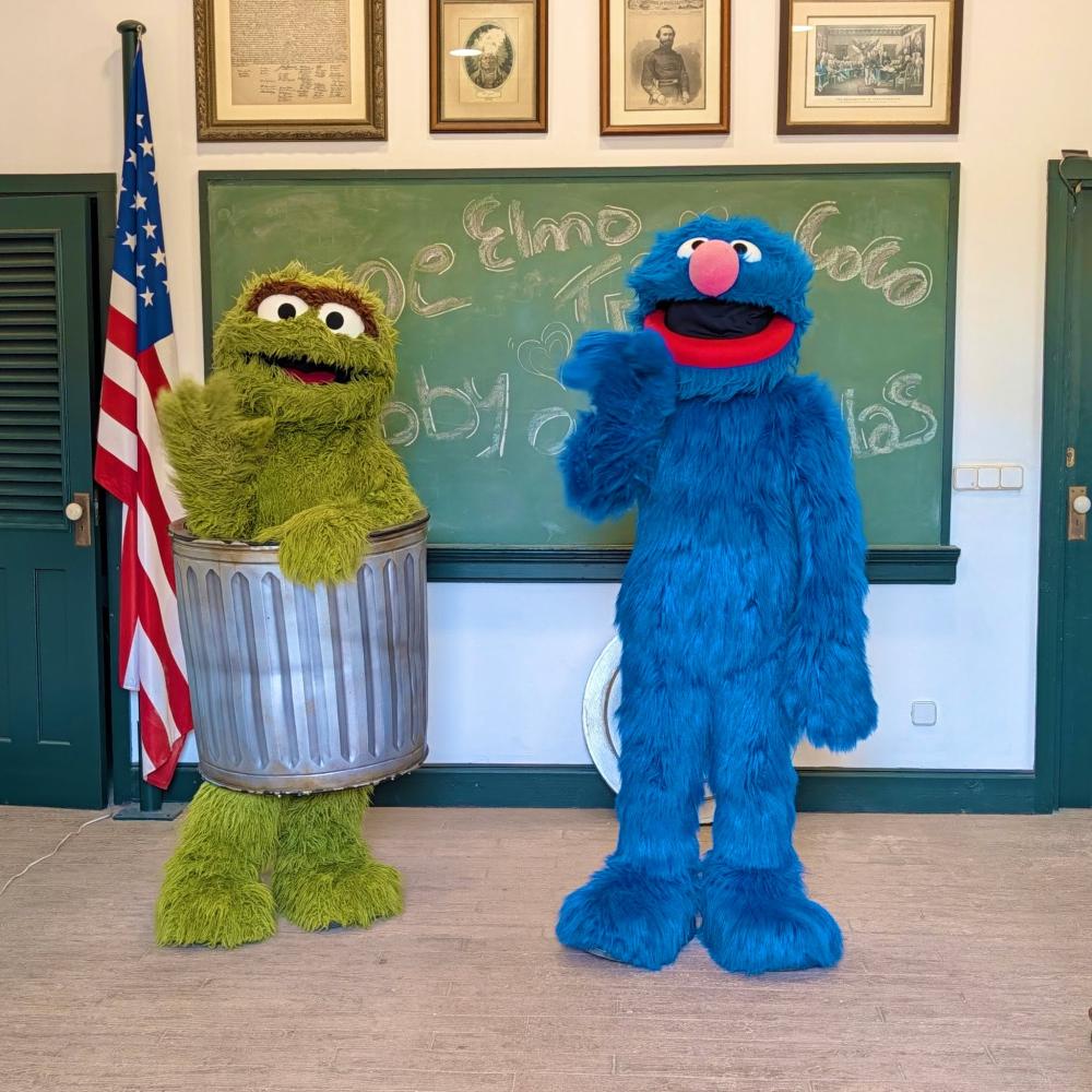Personajes de Sesame Street en la Penitence School de Far West en PortAventura