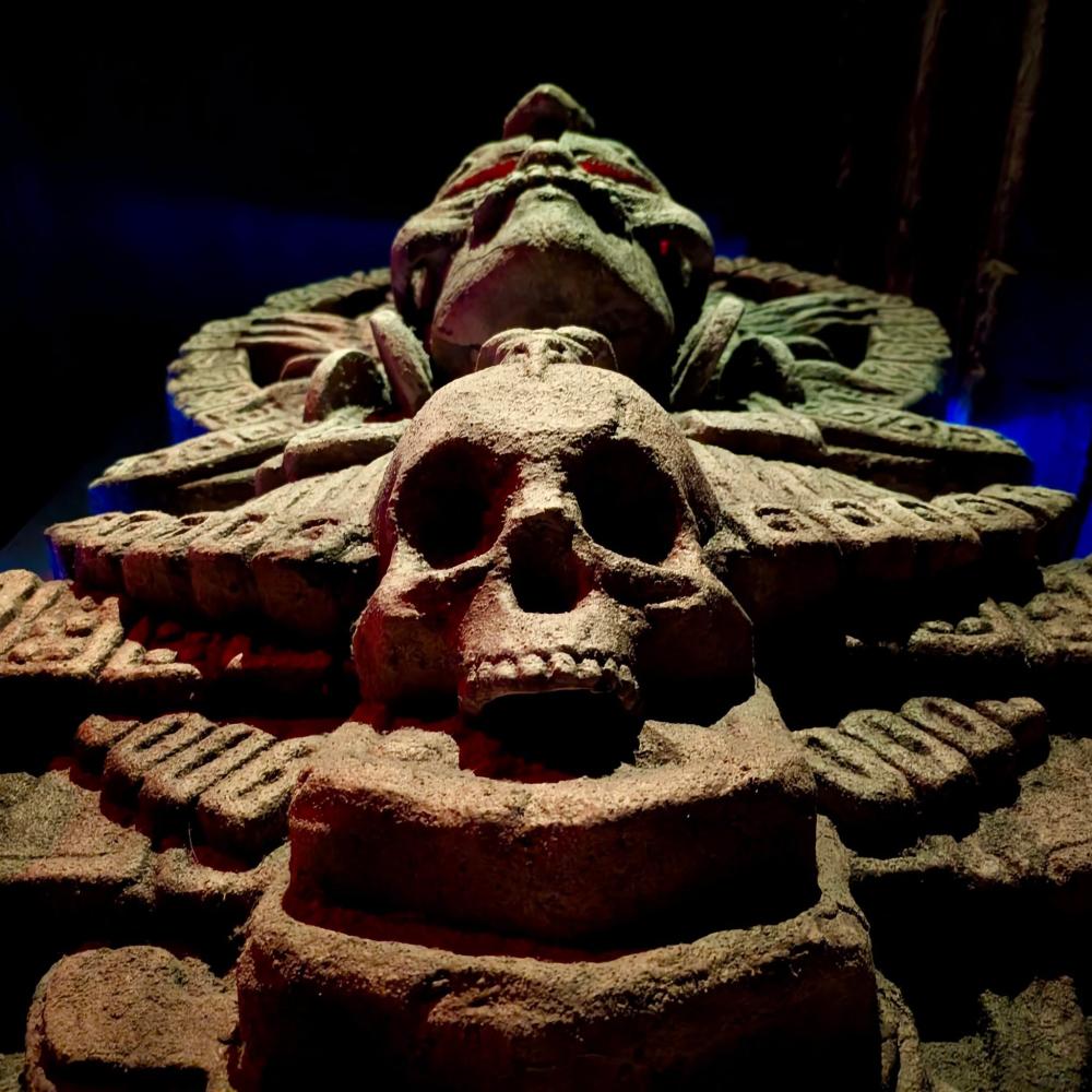 Calavera de piedra en una figura ritual iluminada en la oscuridad