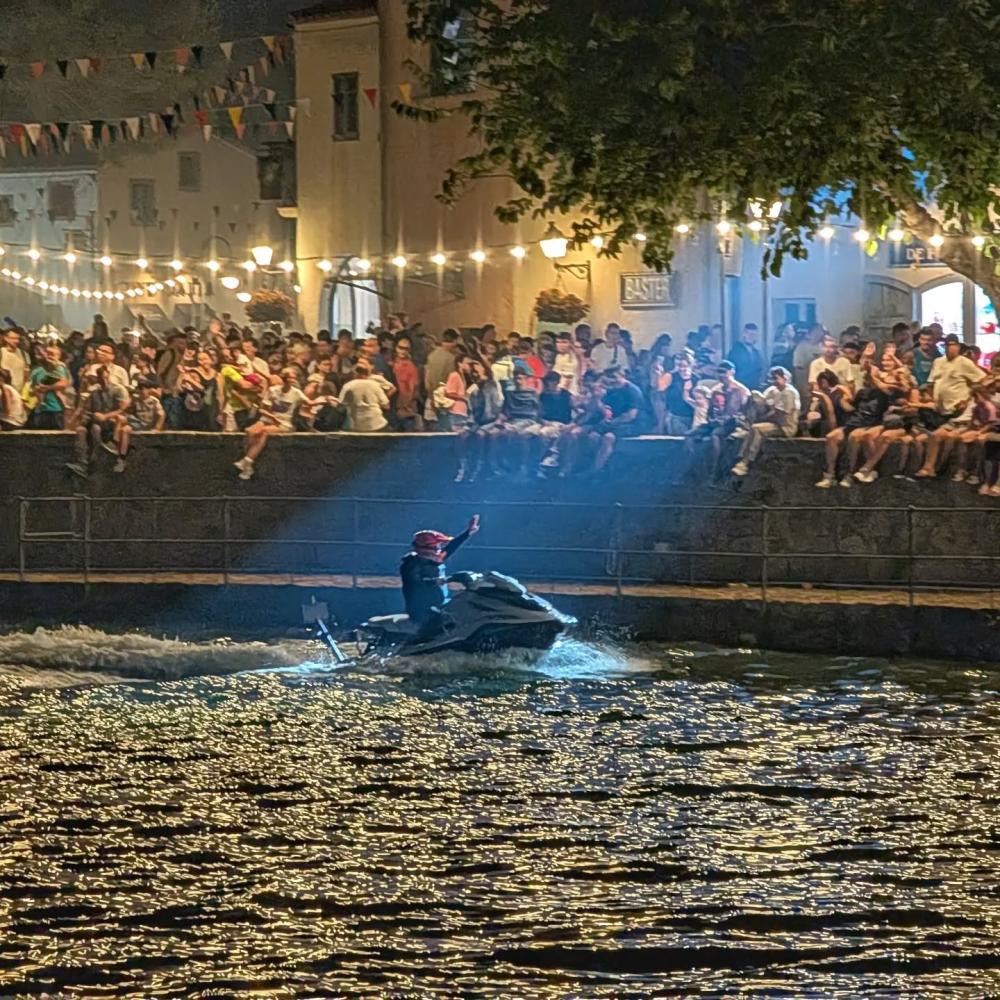 Cartel de despedida de FiestAventura en el lago de la Mediterrània