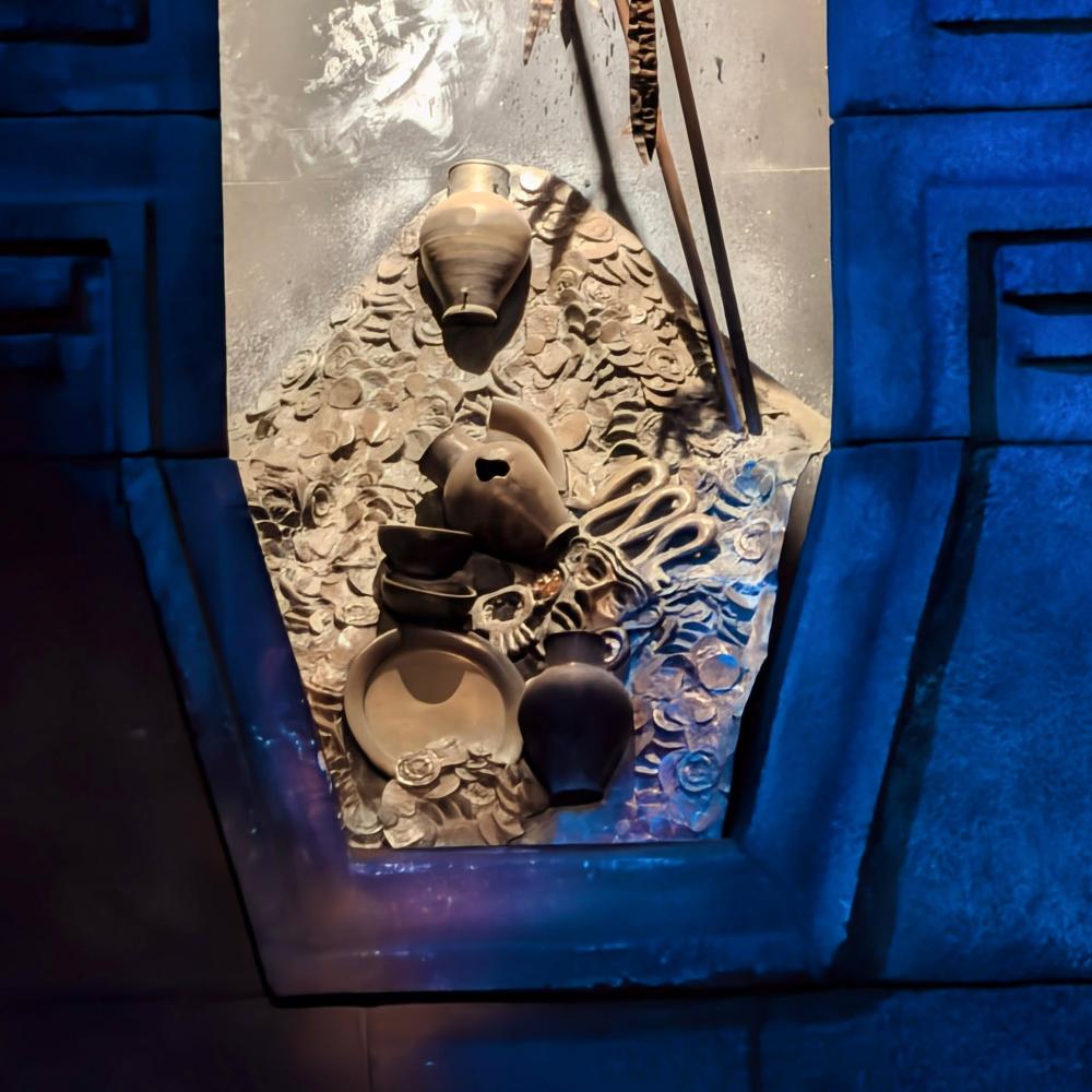 Vasijas y monedas del tesoro oculto en Templo del Fuego