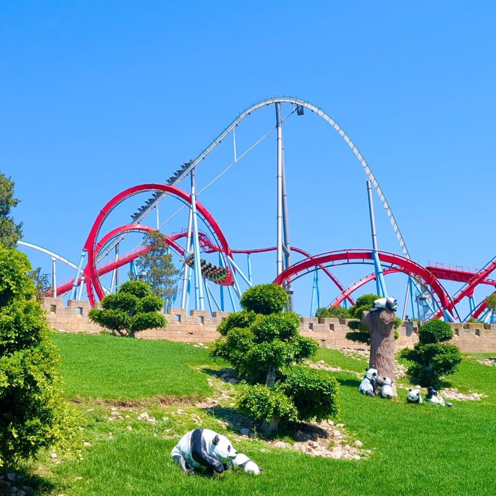 Recorrido en el PortAventura Steam Train con vistas destacadas a varias montañas rusas