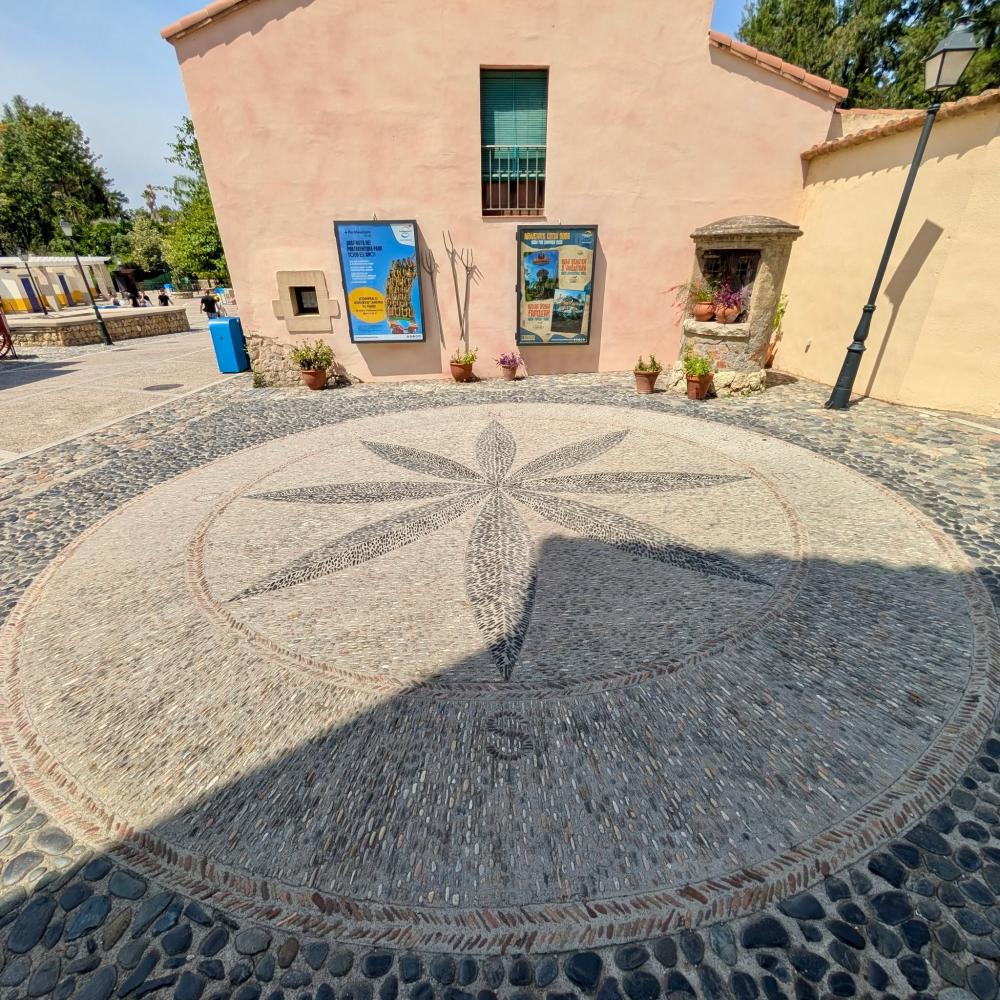 A la salida de PortAventura Park hay una rosa de los vientos con los puntos cardinales