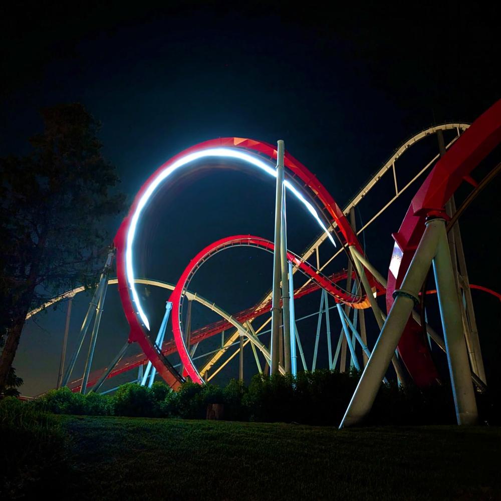 Cobra roll de Dragon Khan iluminado de noche