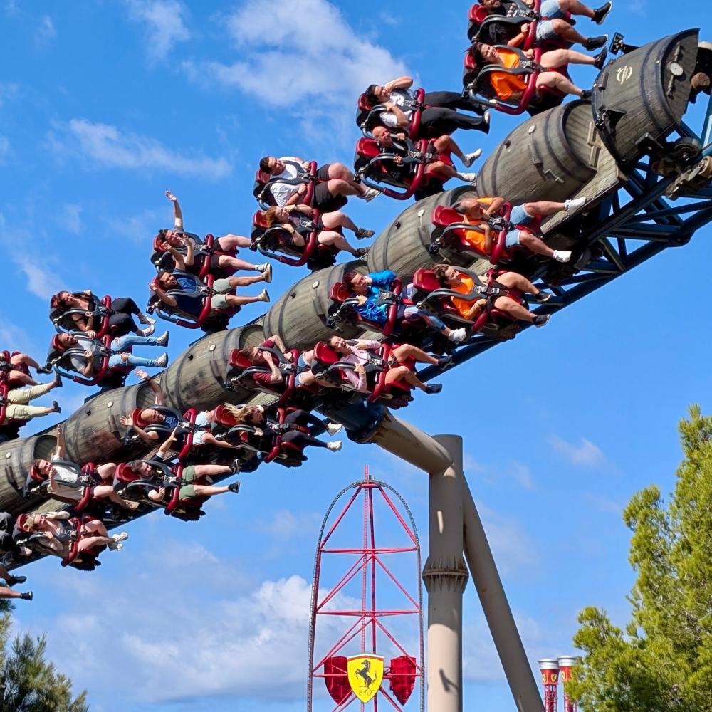 Montaña rusa celebrando el Roller Coaster Day