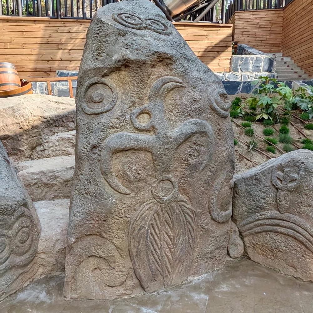 Petroglifos rapanui con figuras de animales y seres mitológicos en Makamanu Jungle