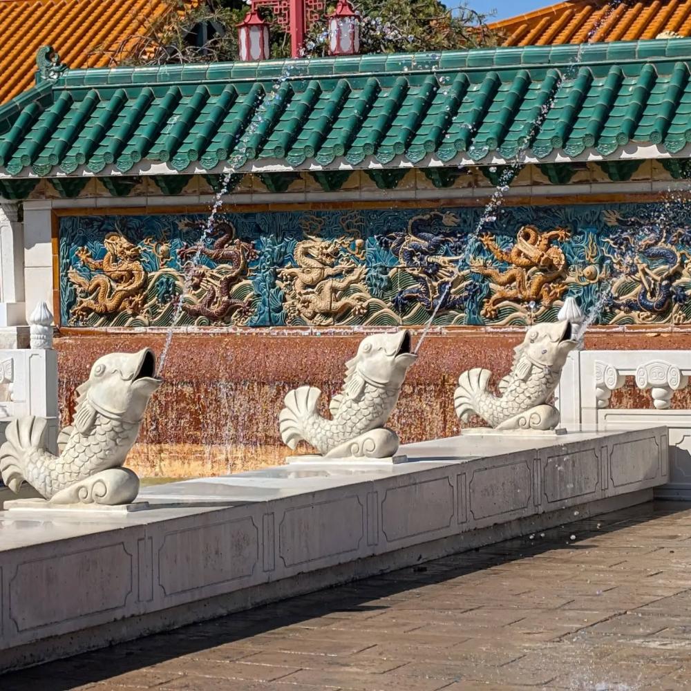 En la Plaza Imperial de China hay un punto refrescante ampliado con la Fuente del Dragón