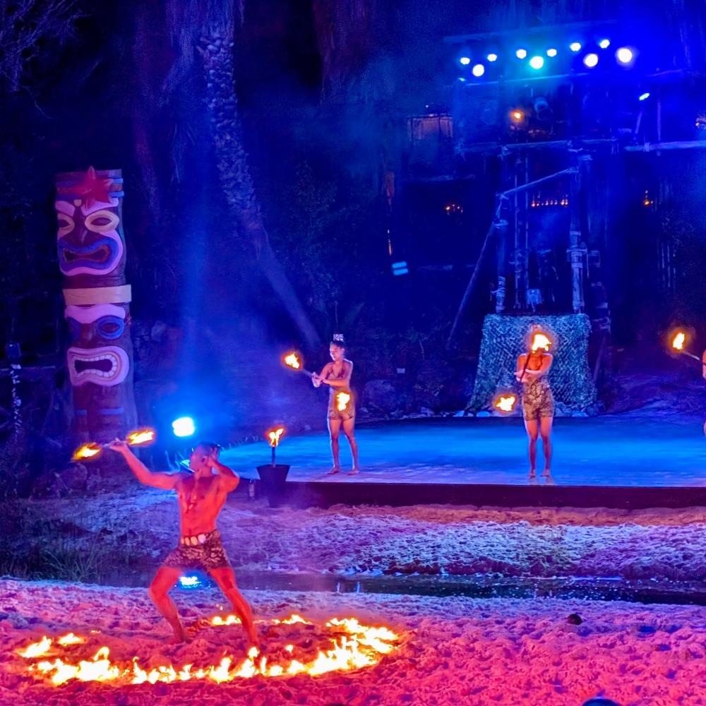 Espectáculo Noches de Fuego en Tahití con estilo tradicional, voz en directo y música acorde