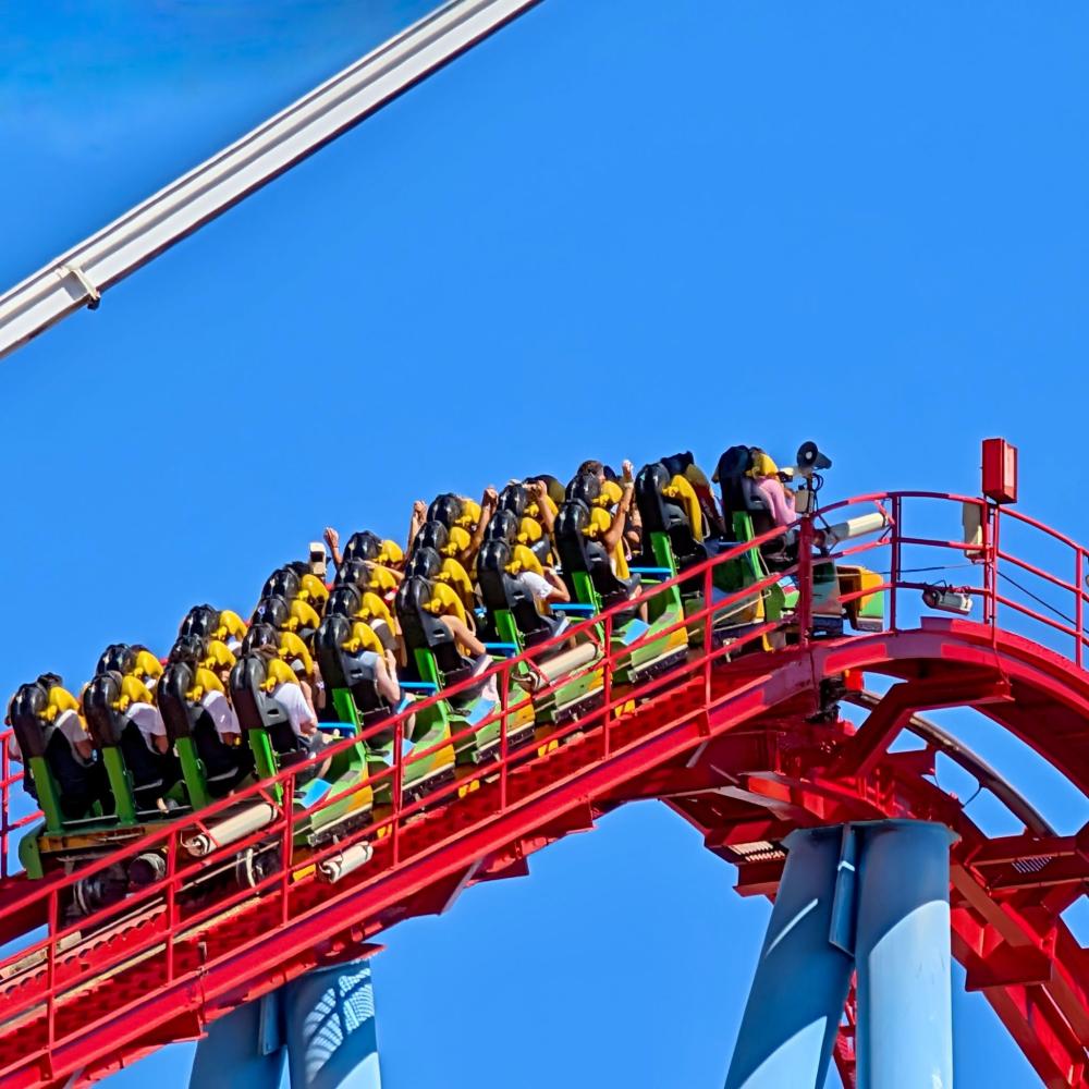 Vista desde la cima de una lift hill de montaña rusa