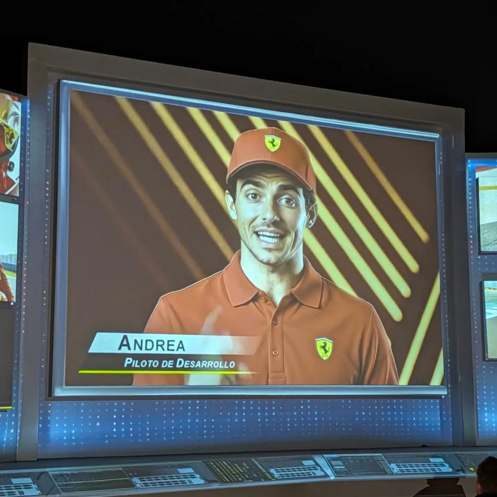 Pantalla del preshow de Racing Legends con Andrea en Ferrari Land