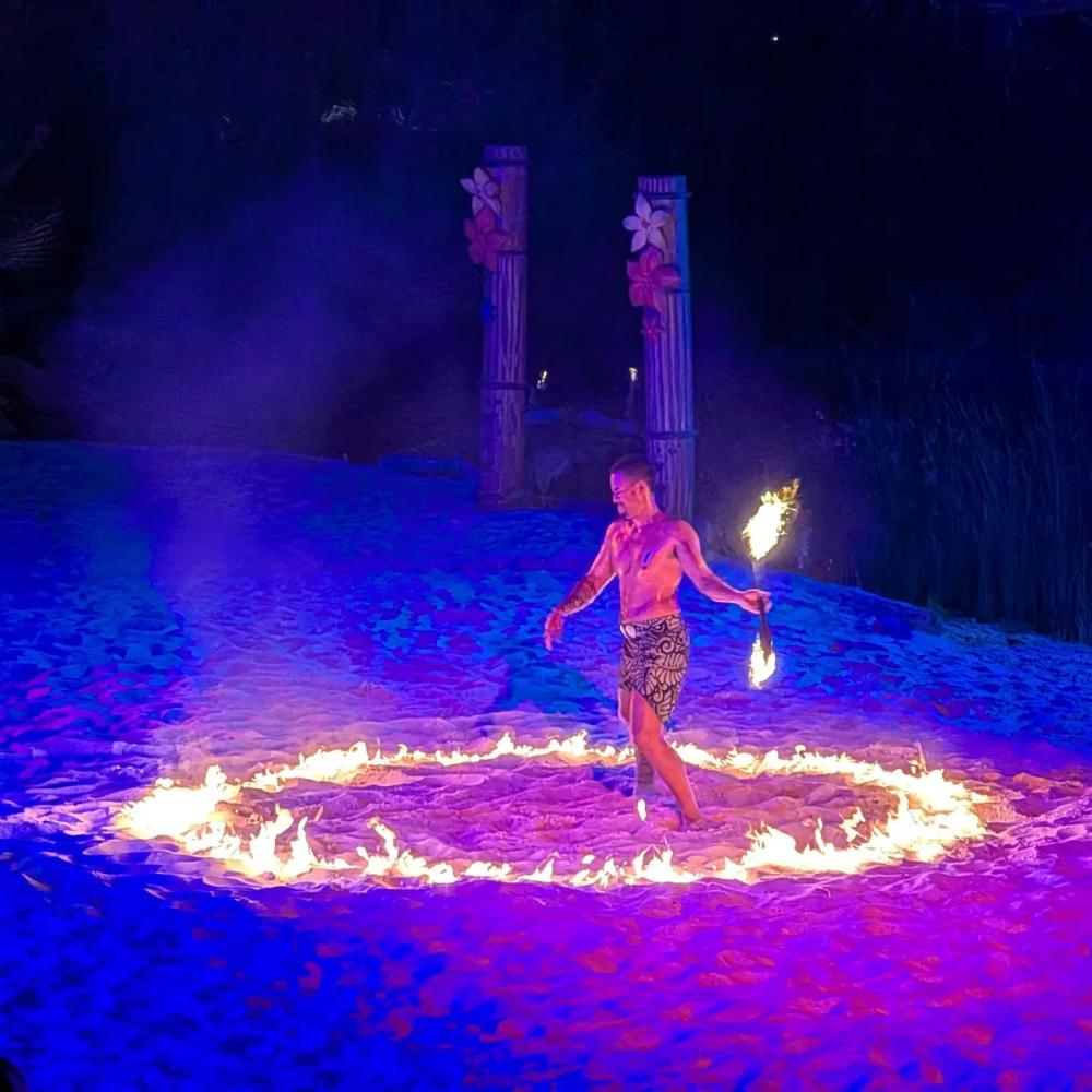 Espectáculo Noches de Fuego en Tahití en PortAventura durante un momento destacado