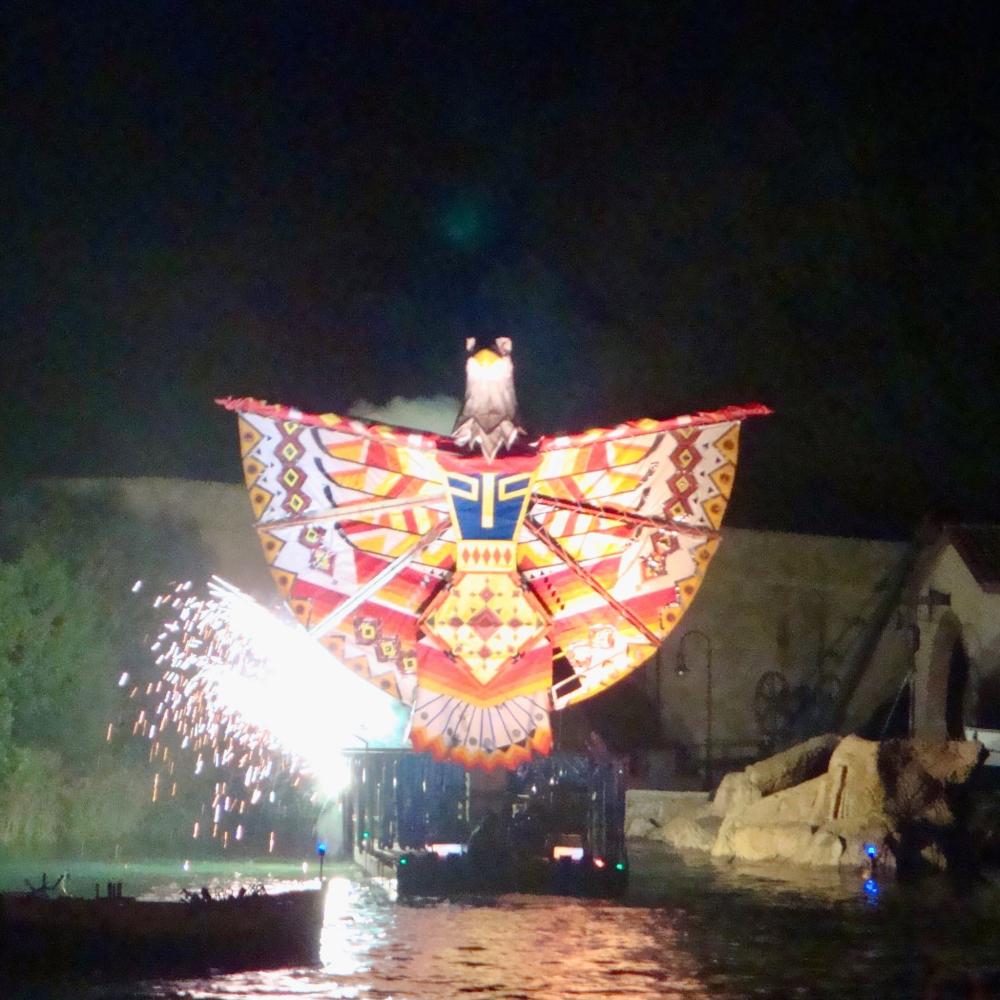 Figura de la Kachina en la escena de Far West de FiestAventura