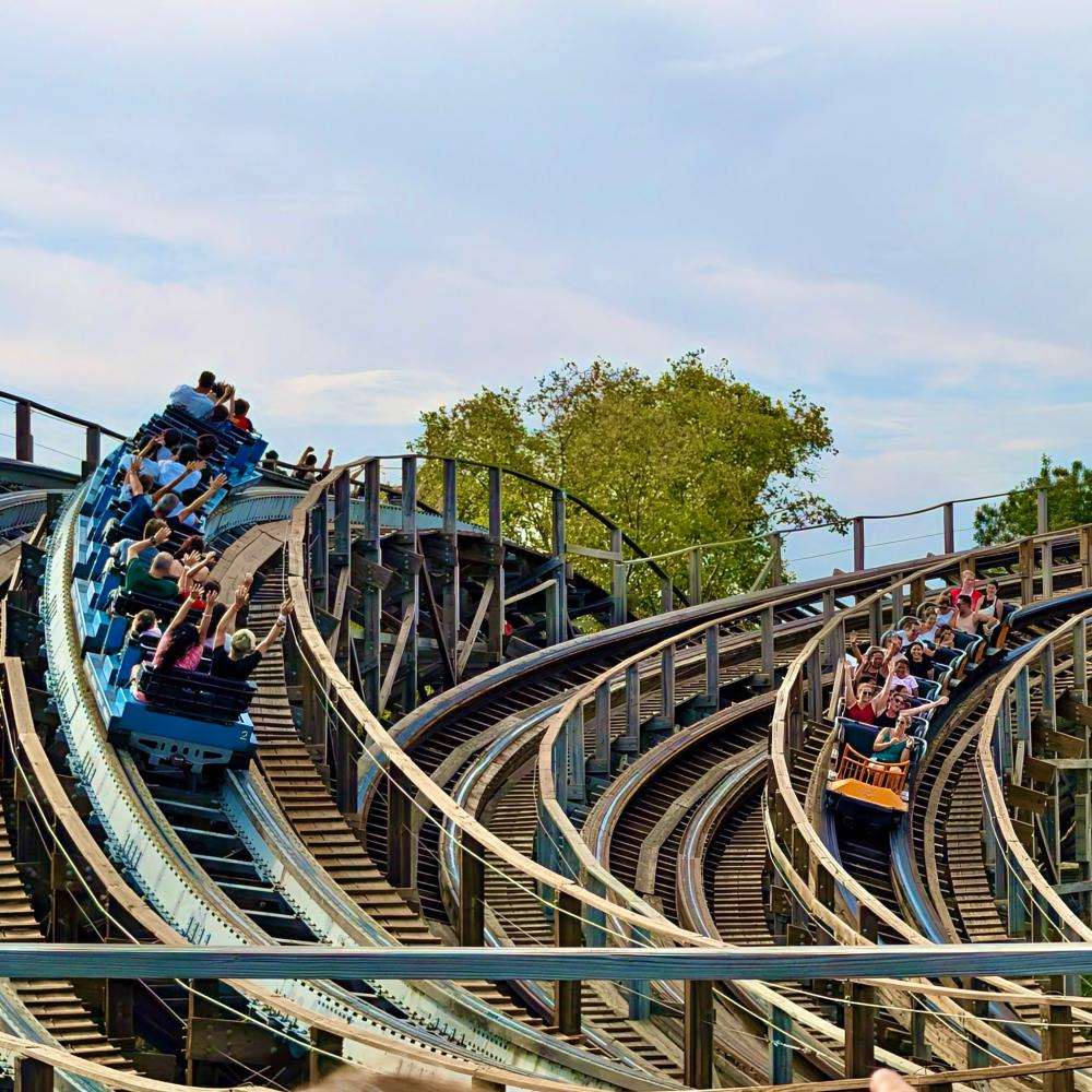 Nombres de las atracciones Stampida y Tomahawk