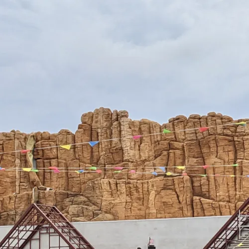 La construcción de la fachada de Uncharted avanza