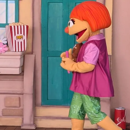Julia, el nuevo personaje de PortAventura en el preshow de Cuidemos el Planeta